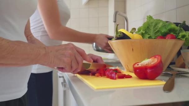 Inkognitóban a nők együtt főznek. — Stock videók