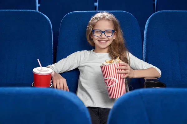 Μπροστά όψη του κοριτσιού με γυαλιά κοιτάζοντας κάμερα στον κινηματογράφο — Φωτογραφία Αρχείου