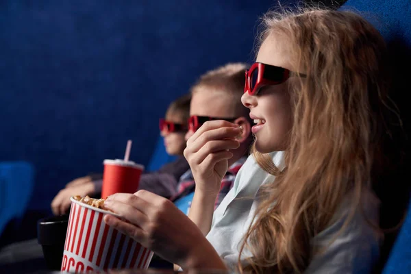 Γυναίκα έφηβος σε 3d ποτήρια αναπαύεται με φίλους στον κινηματογράφο — Φωτογραφία Αρχείου