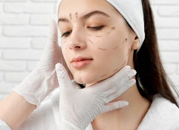 Woman sitting in beauty salon before lifting procedure — ストック写真