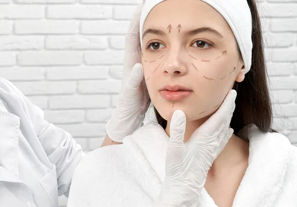 Bonita morena con marcas en la cara en el salón — Foto de Stock