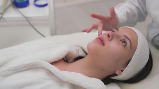 美容師置くパッチ下の女性の目でスパサロン — ストック動画