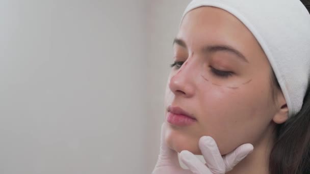 Chica encantadora se está preparando para los procedimientos de cosmetología — Vídeo de stock