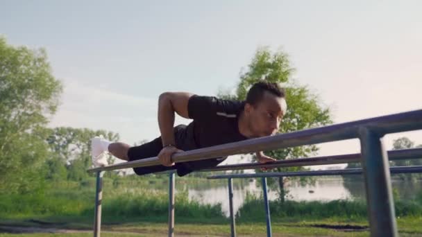 Africano homem forte fazendo push ups exercícios no campo do esporte — Vídeo de Stock