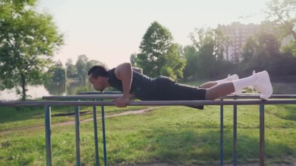 Svalnatý afro chlap dělá triceps namočí na paralelní tyče — Stock video