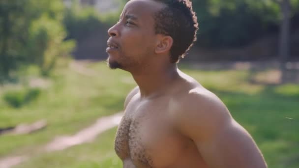 緑の公園で深く呼吸する若いアフリカ人男性 — ストック動画
