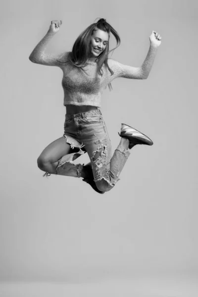 Schwarz-Weiß-Foto des fröhlichen springenden Mädchens — Stockfoto