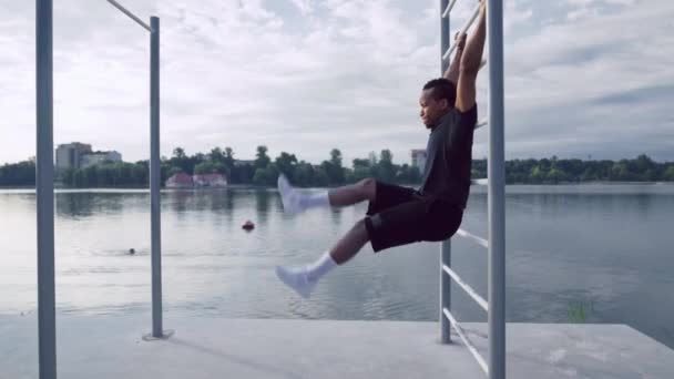 Joven fitness afro hombre haciendo ejercicios abdominales al aire libre — Vídeos de Stock
