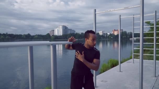 Afro americano musculoso hombre haciendo flexiones en campo de deportes — Vídeos de Stock