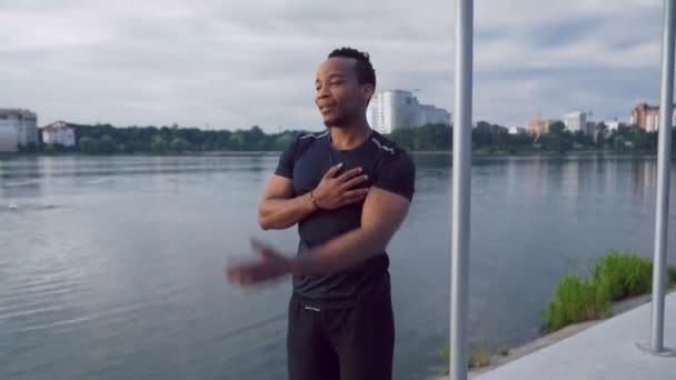 Svalnatý afro Američan protahuje paže před cvičením — Stock video