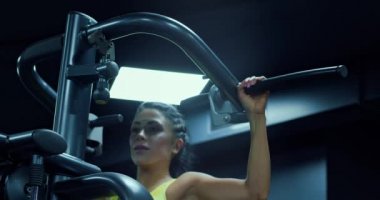 Spor salonunda kadın vücut geliştirici eğitimi..