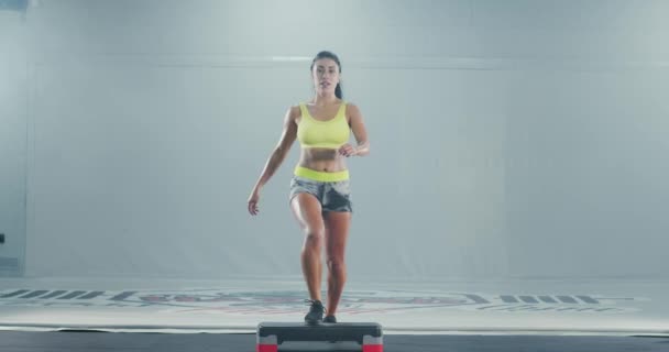Αθλητική γυναίκα κάνει βήμα μέχρι την ανύψωση των ποδιών. — Αρχείο Βίντεο