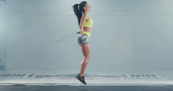 Atlética mujer usando saltar la cuerda. — Vídeos de Stock