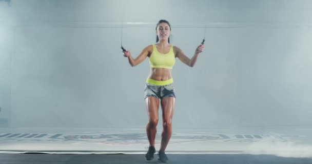 Athletic muscular woman jumping rope. — Stockvideo