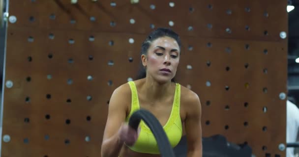 Musculosa morena haciendo entrenamiento de cuerda de batalla. — Vídeos de Stock