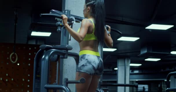 Treinamento de fisiculturista feminino no ginásio . — Vídeo de Stock