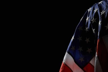 Omzunda Amerikan bayrağı.