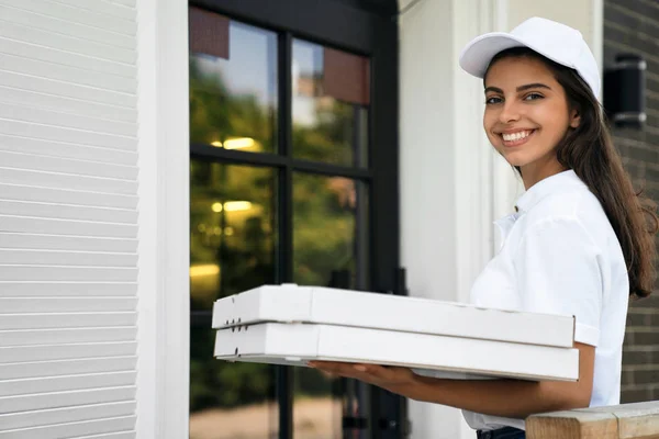 Χαμογελώντας deliverywoman κρατώντας κουτιά πίτσα. — Φωτογραφία Αρχείου