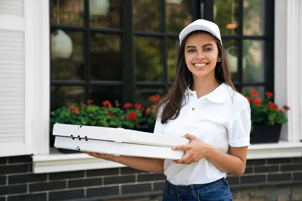 Χαμογελώντας deliverywoman κρατώντας κουτιά πίτσα. — Φωτογραφία Αρχείου