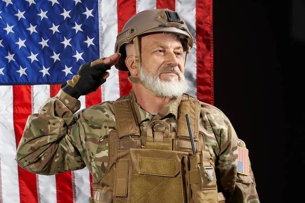 Americký vojenský veterán salutuje. — Stock fotografie