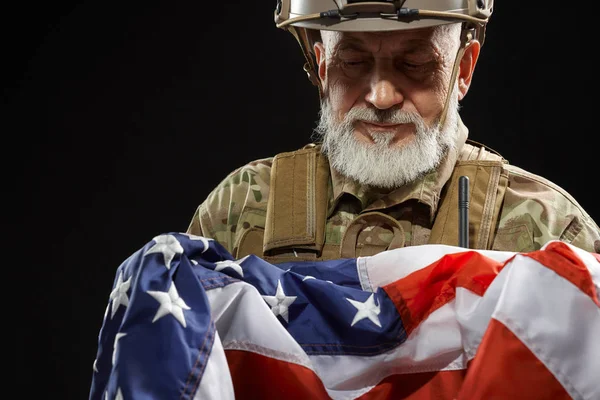 Veterano de uniforme militar segurando bandeira americana . — Fotografia de Stock