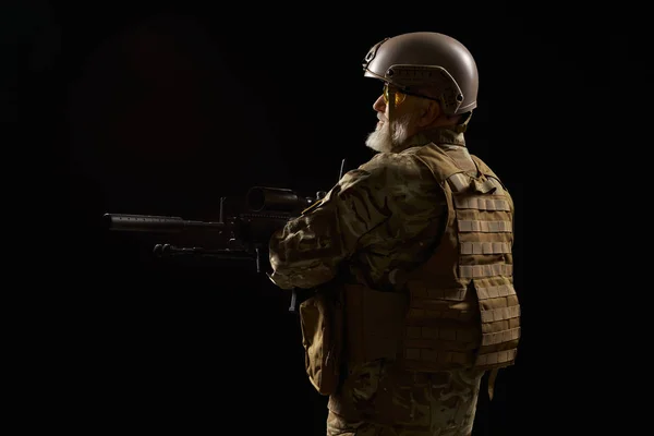Veterano de uniforme militar segurando rifle sniper . — Fotografia de Stock