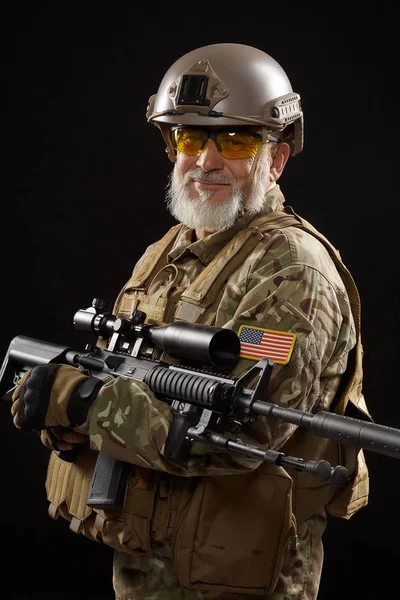 Veterano militar con rifle de francotirador aislado en negro . —  Fotos de Stock