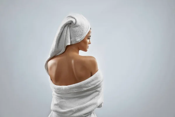 Widok z tyłu kobiety w szlafroku i ręczniku. — Zdjęcie stockowe