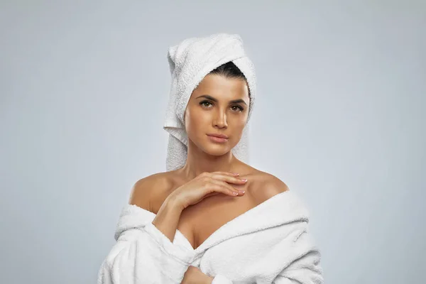 Mujer posando en albornoz después de la ducha . —  Fotos de Stock
