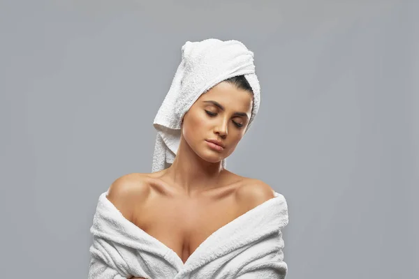 Frau posiert nach der Dusche im Bademantel. — Stockfoto