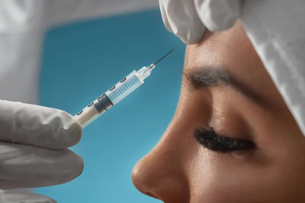 Injeção de botox cosmético na testa feminina . — Fotografia de Stock