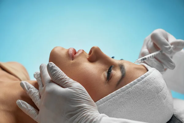 Cosmetische botox injectie in het voorhoofd van de vrouw. — Stockfoto