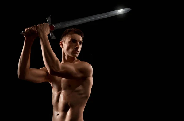 Harcos harc karddal elszigetelt fekete. — Stock Fotó