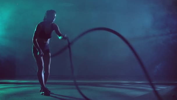 Musclé brunette femme formation avec des cordes. — Video