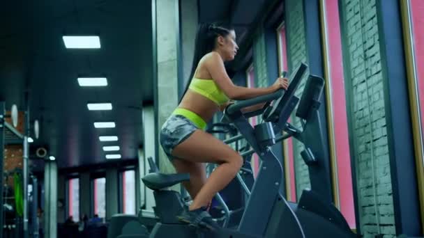 Fitness vrouw doet cardio in de sportschool. — Stockvideo