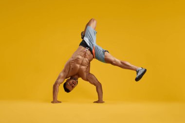 Kaslı genç adam amuda kalkıyor.