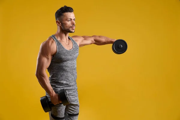 Athletic young man doing exercise for biceps — Stock Photo, Image
