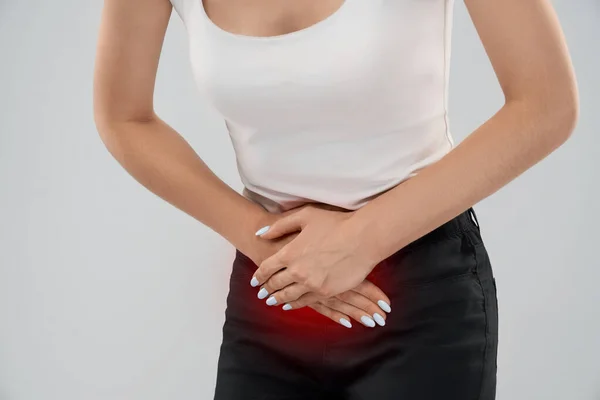 Mujer que sufre de dolor en la parte inferior del abdomen . — Foto de Stock