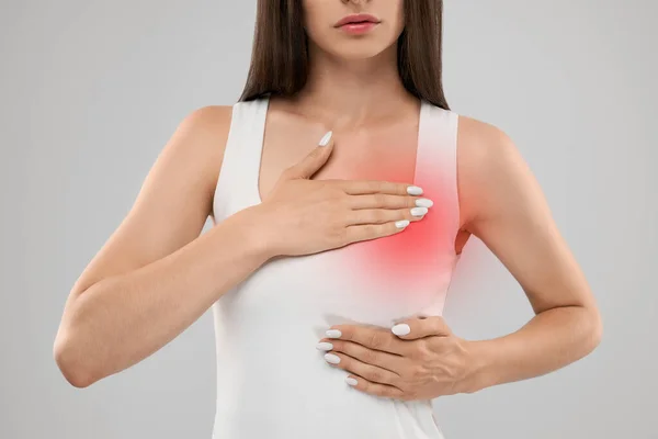 Mujer mostrando dolor en el pecho . — Foto de Stock