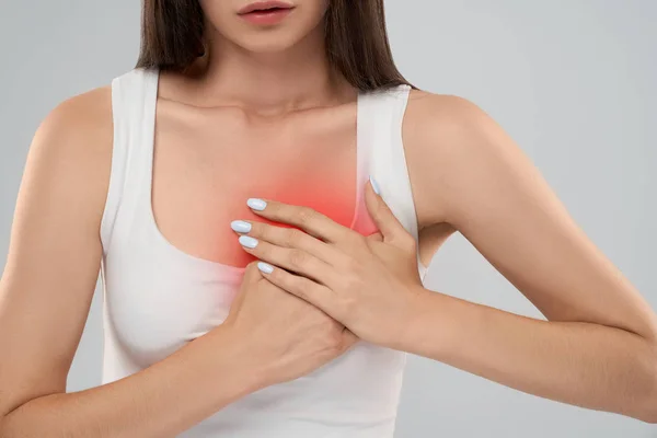 Mujer mostrando dolor en el pecho . — Foto de Stock