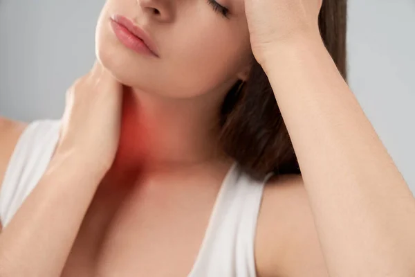 Mujer mostrando dolor de cabeza . —  Fotos de Stock