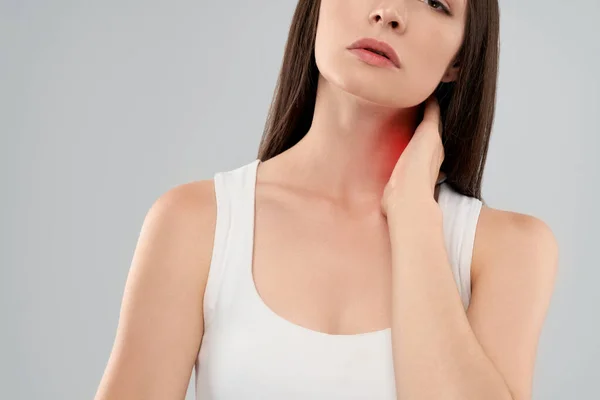 Mujer mostrando dolor en el cuello . — Foto de Stock