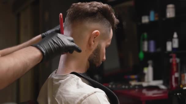 Schöner Kerl bekommt neue Frisur im modernen Salon — Stockvideo