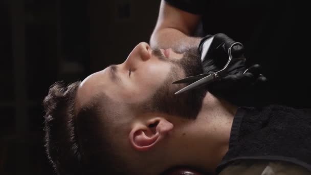 Professional hairdresser shaving mans beard using razor — 비디오