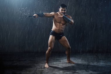 Kaslı savaşçı kılıçla savaşıyor..