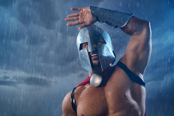 Spartaanse krijger wordt nat in de regen. — Stockfoto