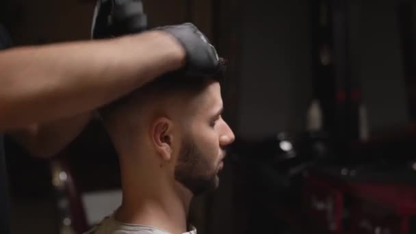 ジェルでクライアントのためのヘアスタイリングを行うプロの理容師 — ストック動画