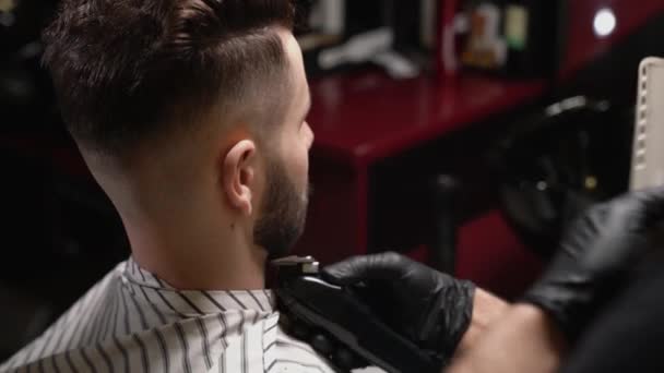 Bonito homem ficando forma elegante de barba no salão — Vídeo de Stock