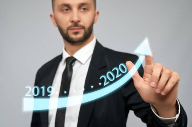 Genç işadamı sanal oka dokunuyor.