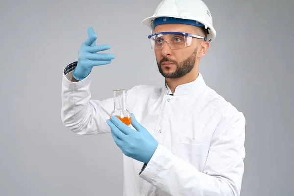 Frasco de retenção químico com líquido laranja . — Fotografia de Stock